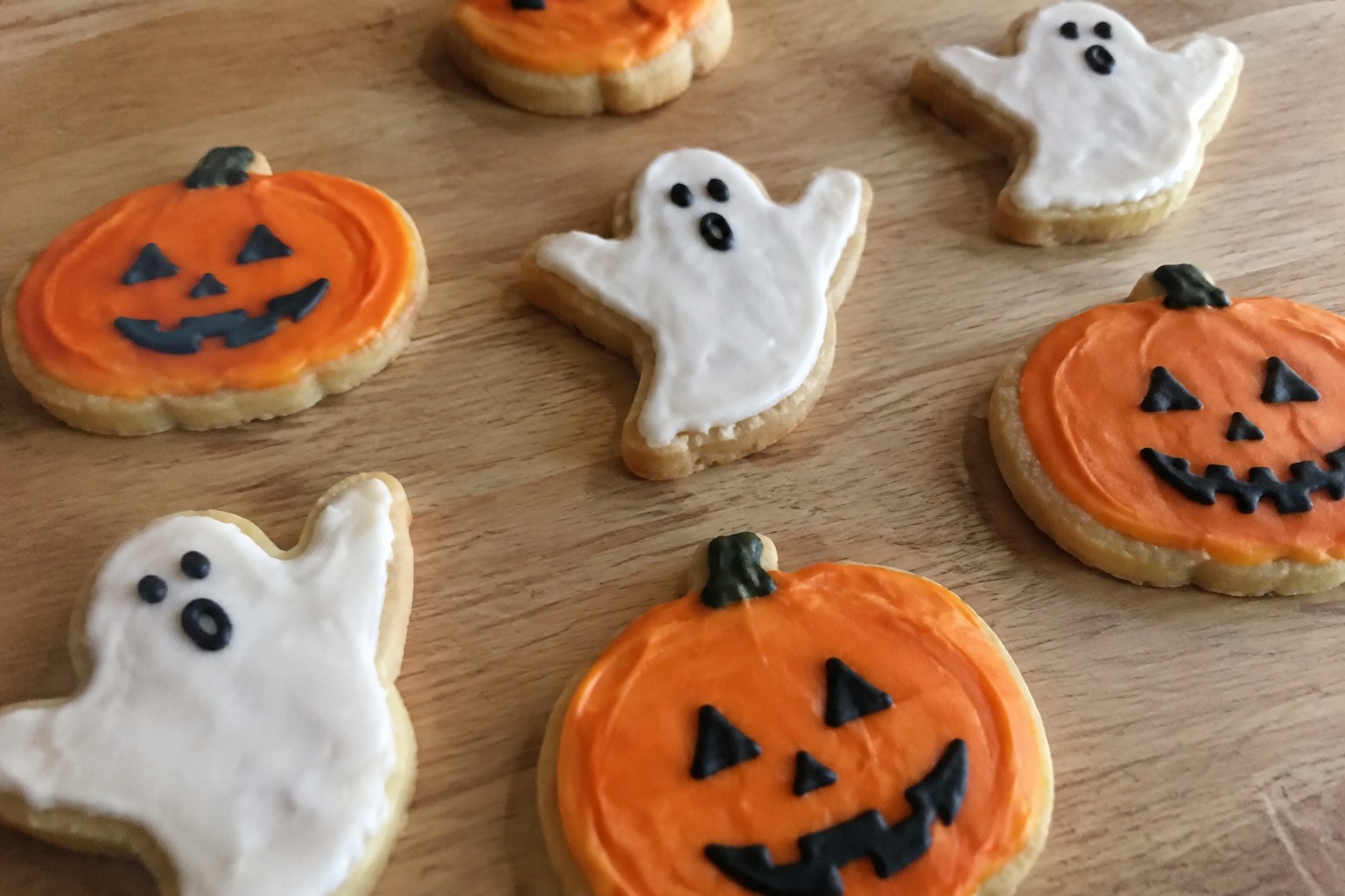 15 Easy Halloween Baking Recipes That Impress